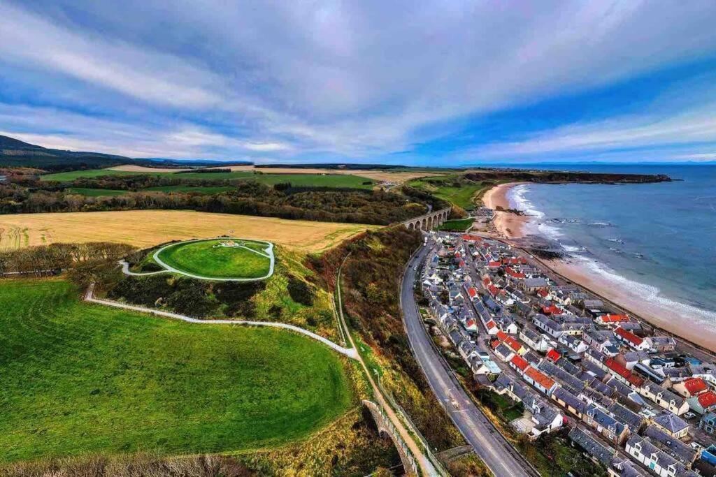 Hill Crest - Cliff With Stunning Views *